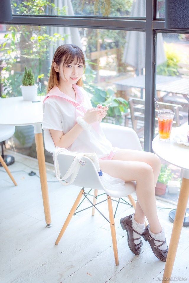 “那些辎重，就赏给这些人吧。”庞德看了一眼已经开始有些混乱的西域战士，皱了皱眉道，作为吕布帐下的精锐部队，对于刘备留下来的那些东西，可是不怎么看得上眼的，但那些兵器对于西域将士而言，还是很有吸引力的。