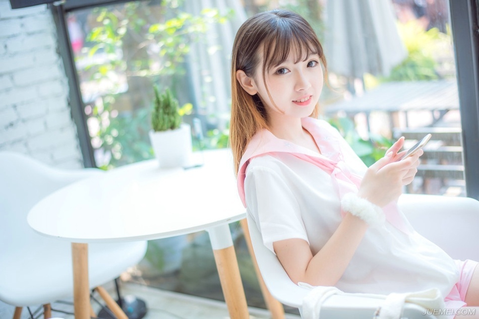 “诡计？”吕蒙翻了翻白眼，指了指周围道：“能有什么诡计？还是他们的人都在水底下埋伏着？这艘船吃水不深，里面就算有人，都不会超过十个，快去把船拖过来。”